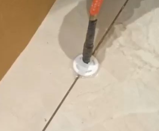 东光瓷砖空鼓维修公司专业解答瓷砖在铺贴过程中，如果没有涂抹均匀到位的粘结材料（如水泥砂浆或瓷砖胶），可能会导致以下问题